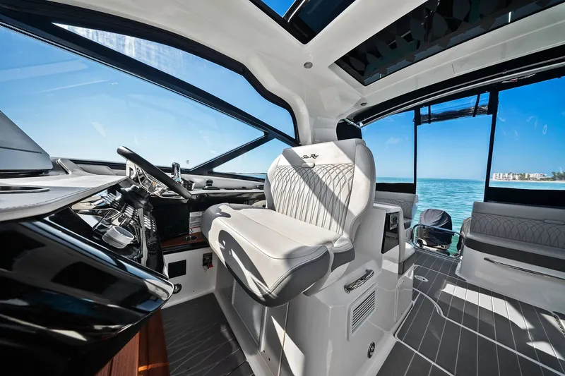 Slide: The Image of Sea Ray 370 Sundancer Outboard 2023 - 32