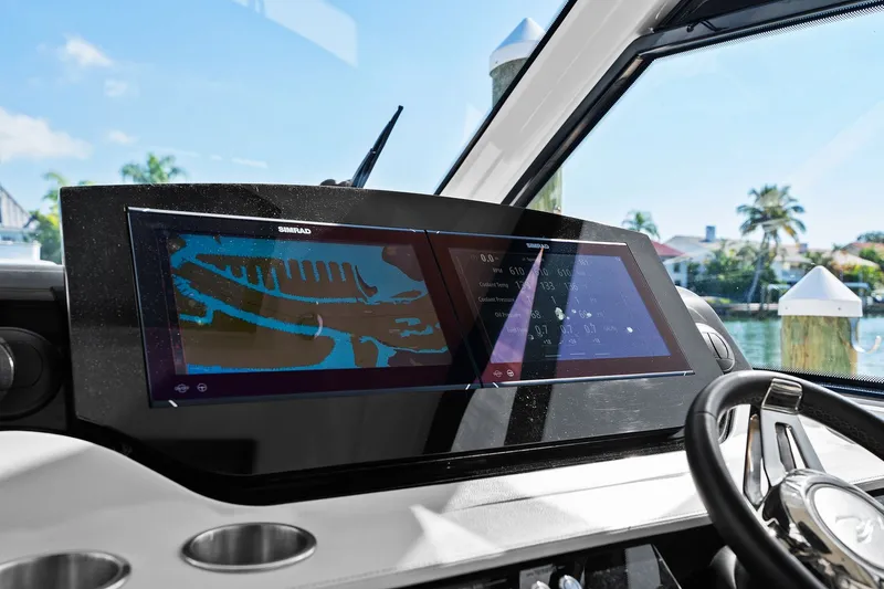 Slide: The Image of Sea Ray 370 Sundancer Outboard 2023 - 33