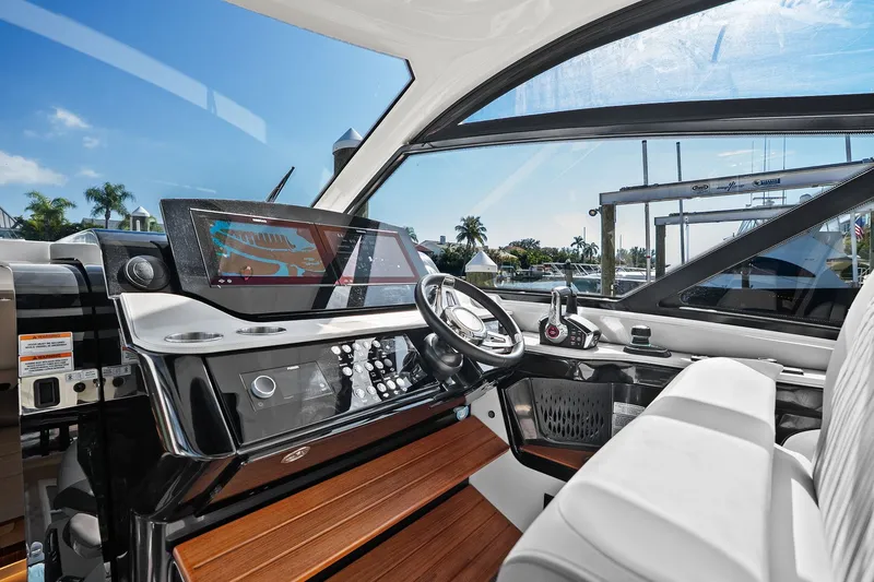 Slide: The Image of Sea Ray 370 Sundancer Outboard 2023 - 35