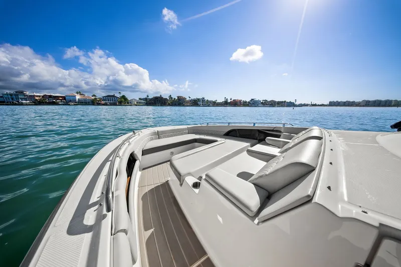 Slide: The Image of Sea Ray 370 Sundancer Outboard 2023 - 36