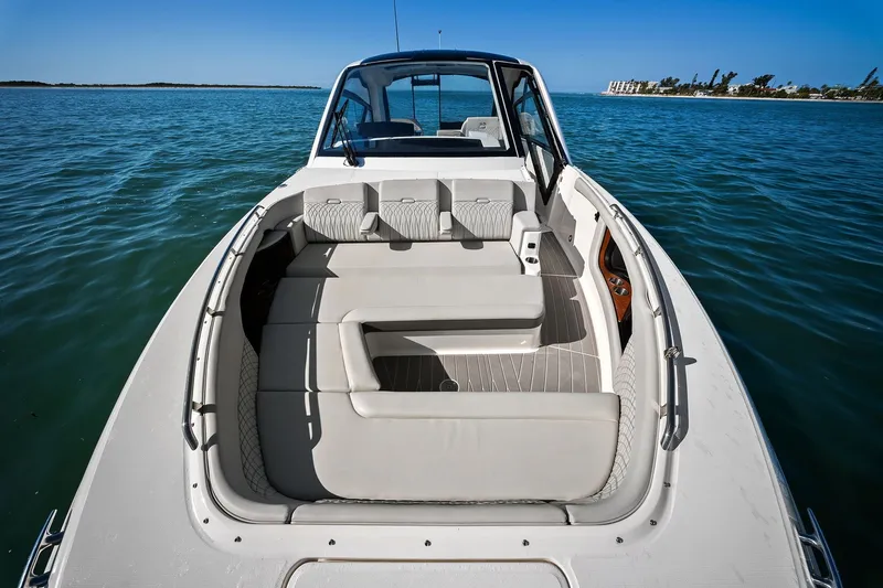 Slide: The Image of Sea Ray 370 Sundancer Outboard 2023 - 37