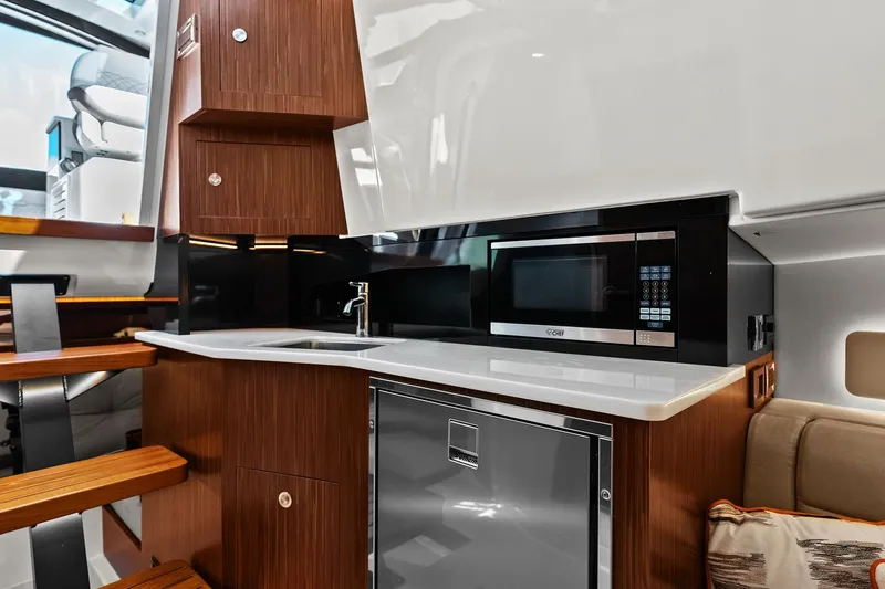 Slide: The Image of Sea Ray 370 Sundancer Outboard 2023 - 39