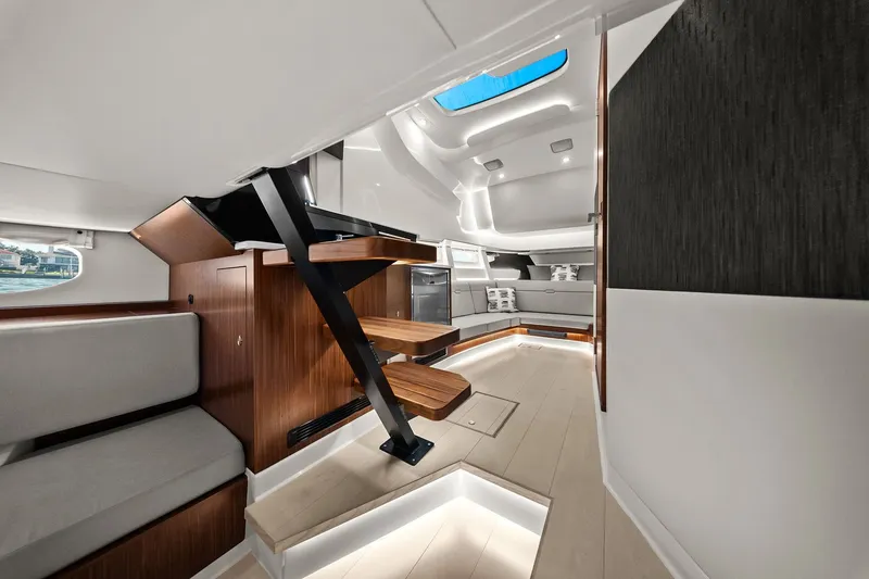 Slide: The Image of Sea Ray 370 Sundancer Outboard 2023 - 42