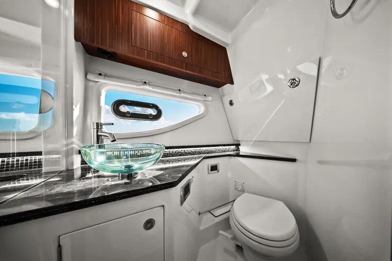 Slide: The Image of Sea Ray 370 Sundancer Outboard 2023 - 45