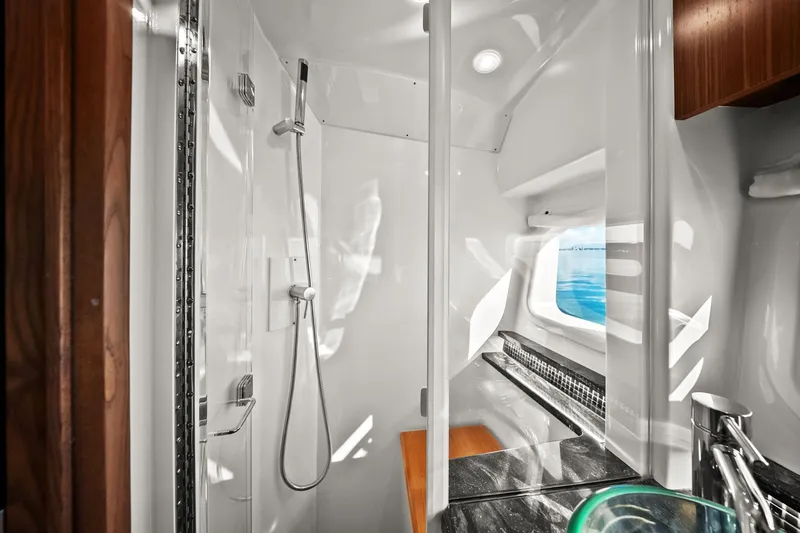 Slide: The Image of Sea Ray 370 Sundancer Outboard 2023 - 46