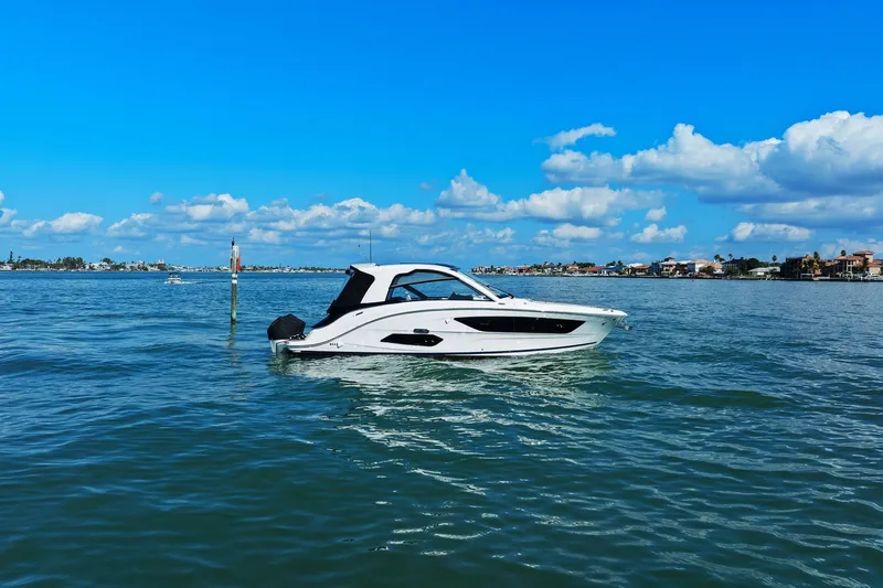 Slide: The Image of Sea Ray 370 Sundancer Outboard 2023 - 9