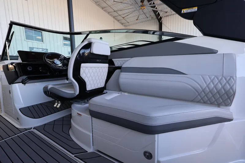 Slide: The Image of Sea Ray SLX 260 Outboard 2025 - 11