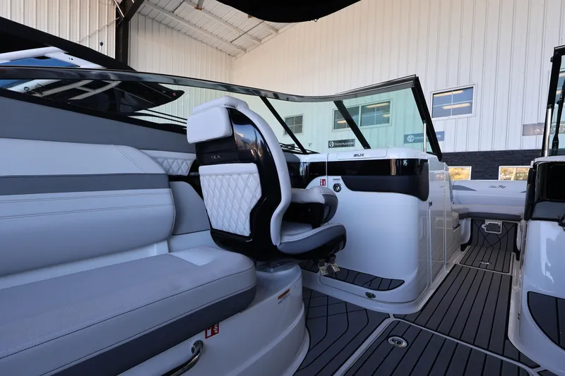 Slide: The Image of Sea Ray SLX 260 Outboard 2025 - 12