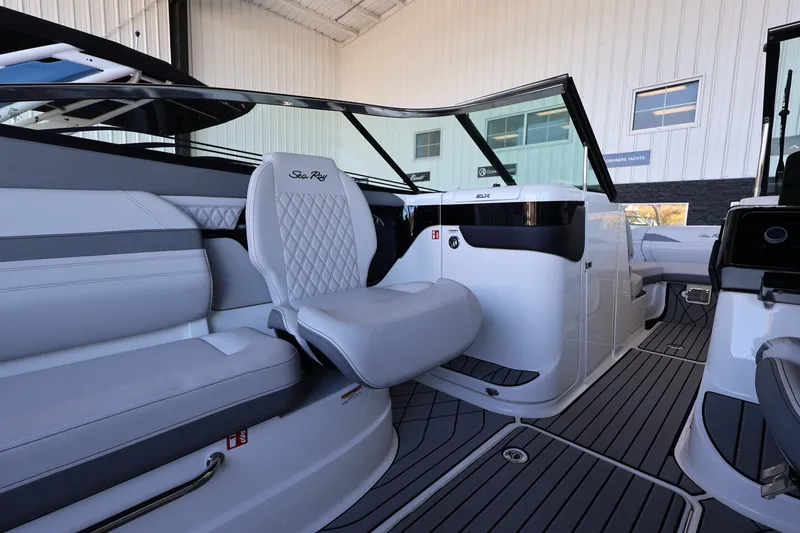 Slide: The Image of Sea Ray SLX 260 Outboard 2025 - 13