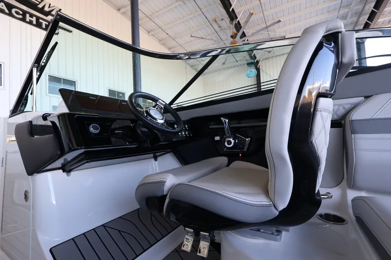 Slide: The Image of Sea Ray SLX 260 Outboard 2025 - 14