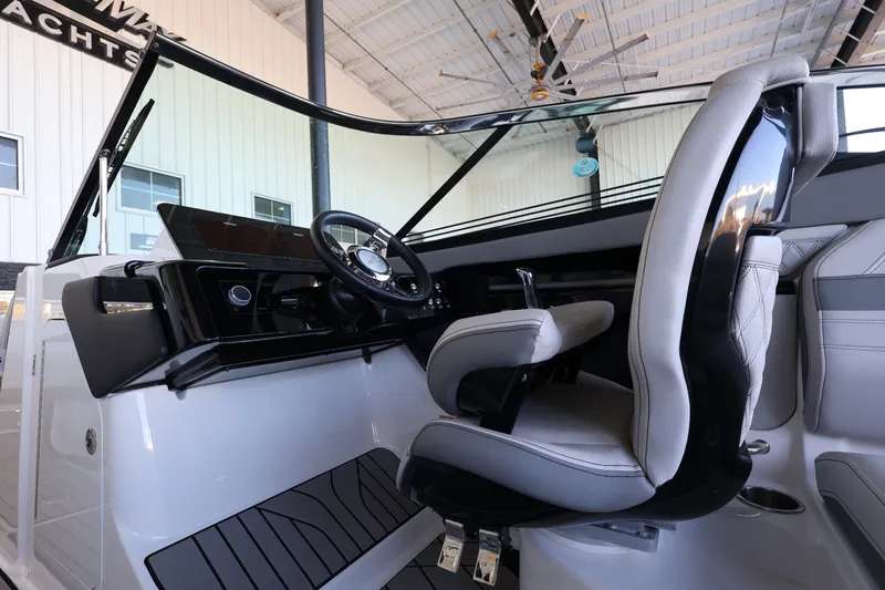 Slide: The Image of Sea Ray SLX 260 Outboard 2025 - 15