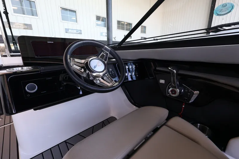 Slide: The Image of Sea Ray SLX 260 Outboard 2025 - 16