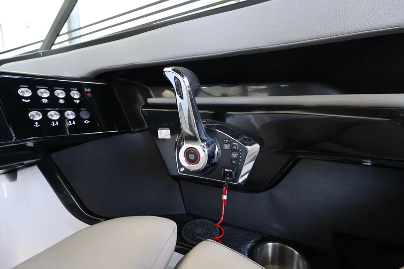 Slide: The Image of Sea Ray SLX 260 Outboard 2025 - 17