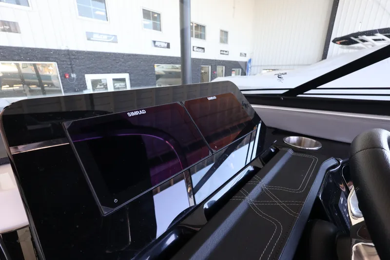 Slide: The Image of Sea Ray SLX 260 Outboard 2025 - 19