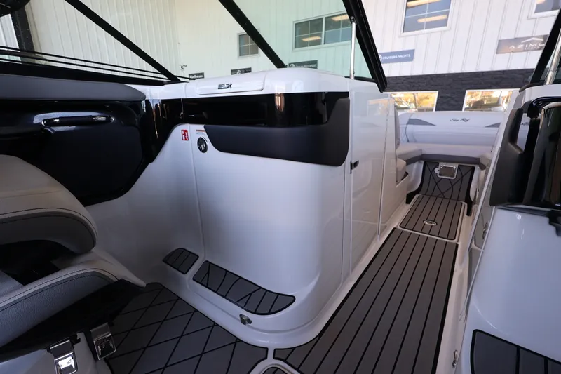 Slide: The Image of Sea Ray SLX 260 Outboard 2025 - 21