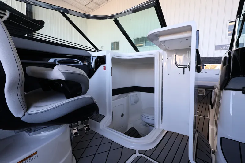 Slide: The Image of Sea Ray SLX 260 Outboard 2025 - 22