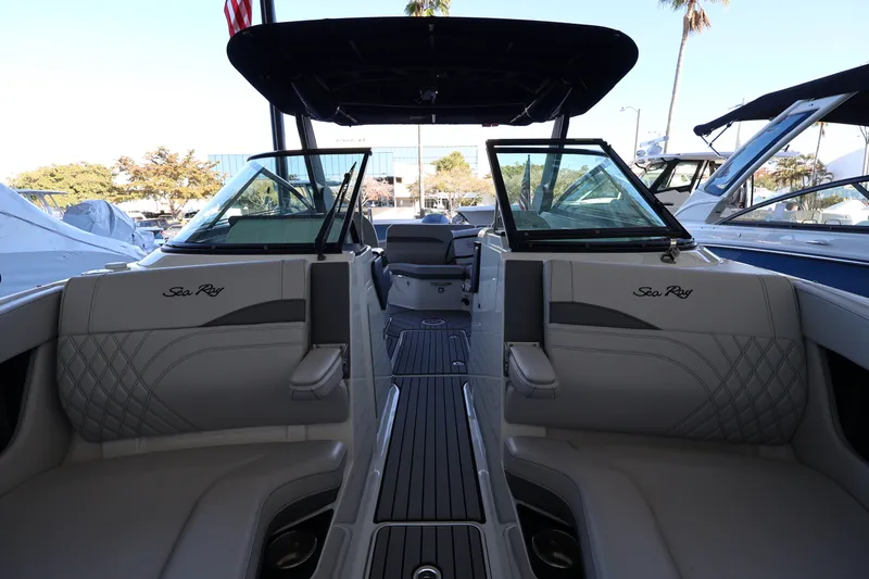 Slide: The Image of Sea Ray SLX 260 Outboard 2025 - 26