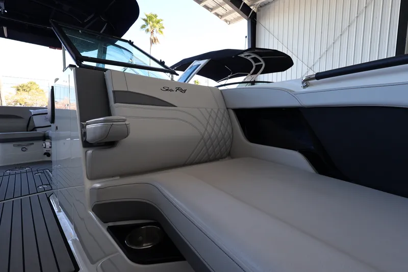 Slide: The Image of Sea Ray SLX 260 Outboard 2025 - 27