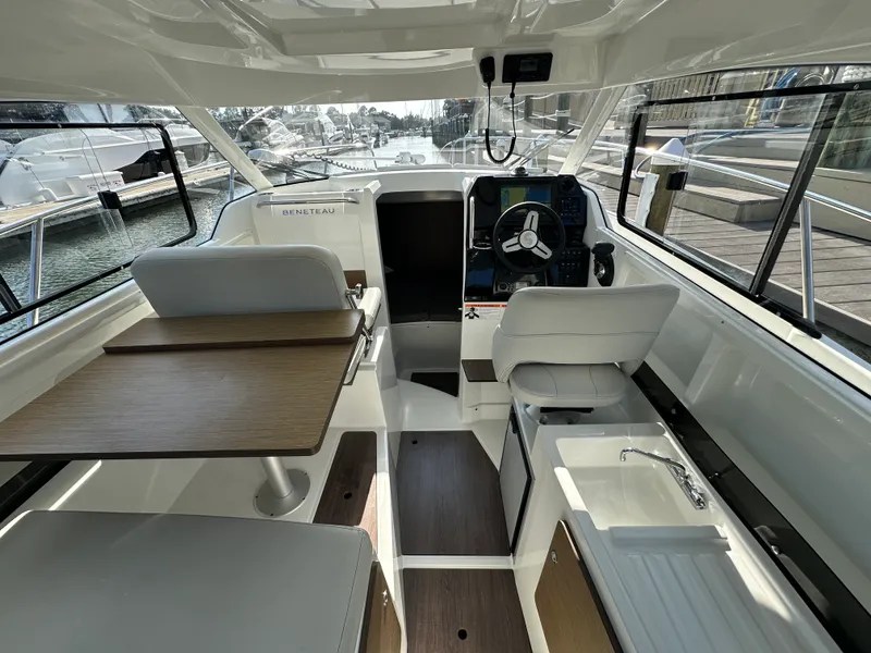 Slide: The Image of Beneteau ANTARES 8 2023 - 37