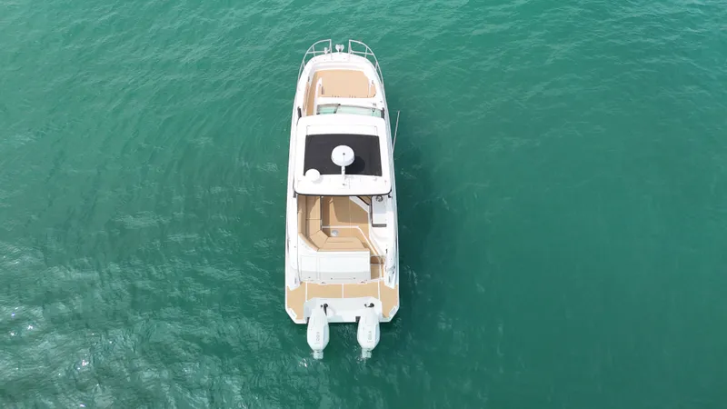 Slide: The Image of Sea Ray Sundancer 320 Outboard 2026 - 5