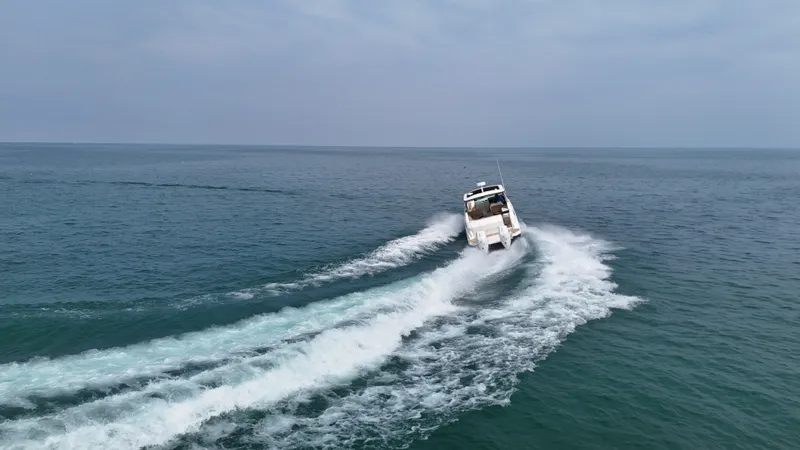 Slide: The Image of Sea Ray Sundancer 320 Outboard 2026 - 7