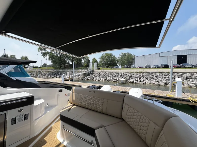 Slide: The Image of Sea Ray Sundancer 320 Outboard 2026 - 29