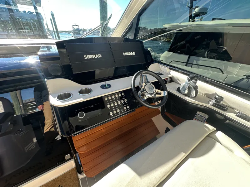 Slide: The Image of Sea Ray 370 SUNDANCER OUTBOARD 2021 - 12