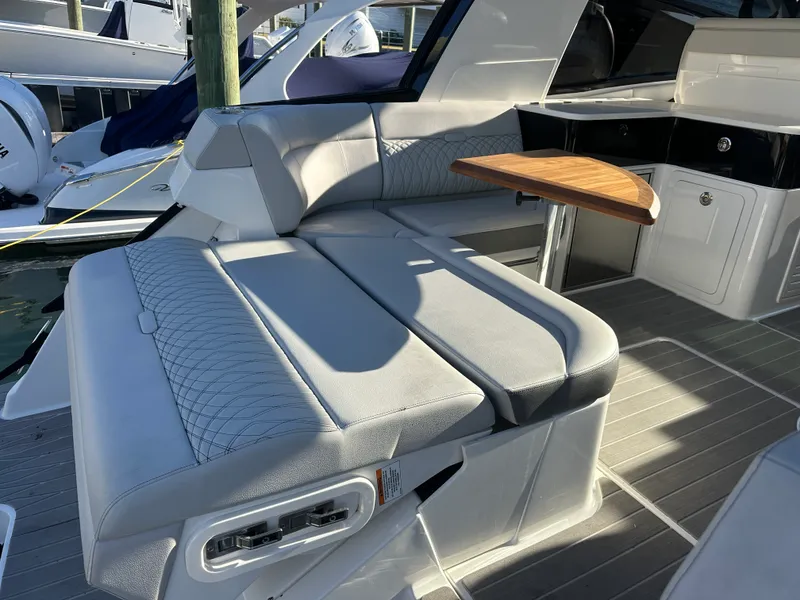 Slide: The Image of Sea Ray 370 SUNDANCER OUTBOARD 2021 - 18
