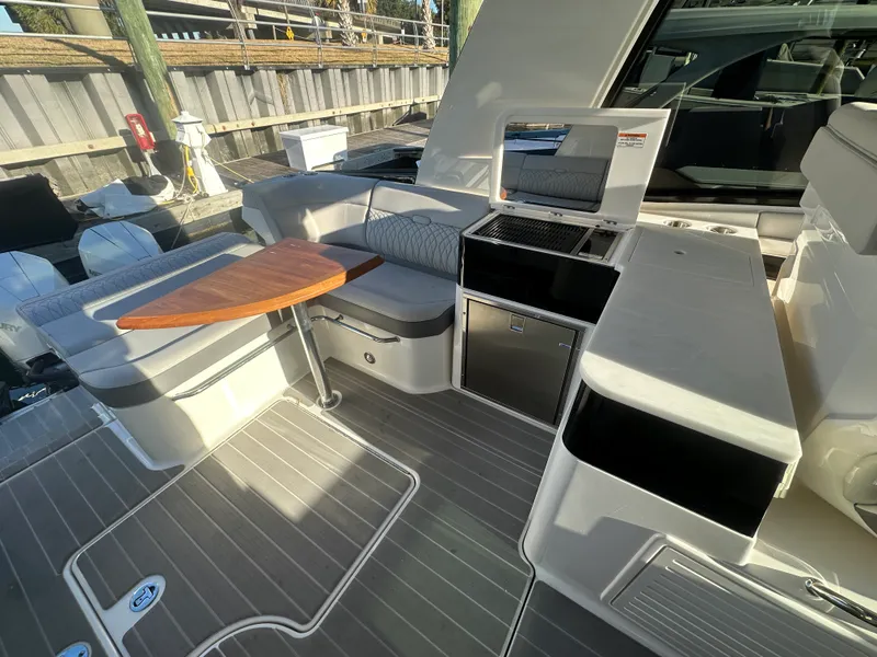 Slide: The Image of Sea Ray 370 SUNDANCER OUTBOARD 2021 - 19