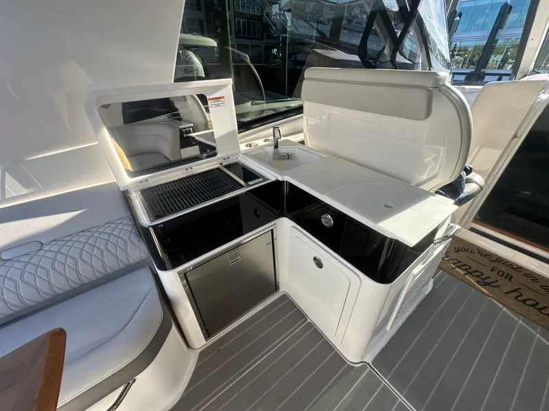 Slide: The Image of Sea Ray 370 SUNDANCER OUTBOARD 2021 - 20