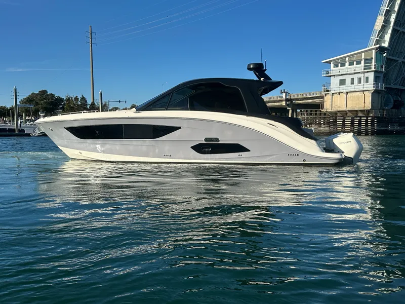 Slide: The Image of Sea Ray 370 SUNDANCER OUTBOARD 2021 - 3