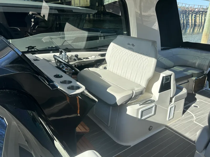 Slide: The Image of Sea Ray 370 SUNDANCER OUTBOARD 2021 - 8