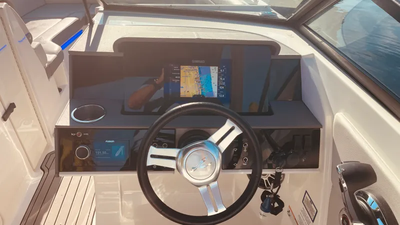 Slide: The Image of Sea Ray 270 SDX OB 2023 - 18