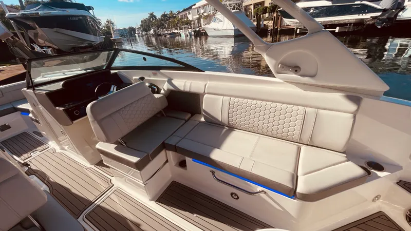 Slide: The Image of Sea Ray 270 SDX OB 2023 - 24