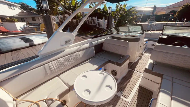 Slide: The Image of Sea Ray 270 SDX OB 2023 - 25