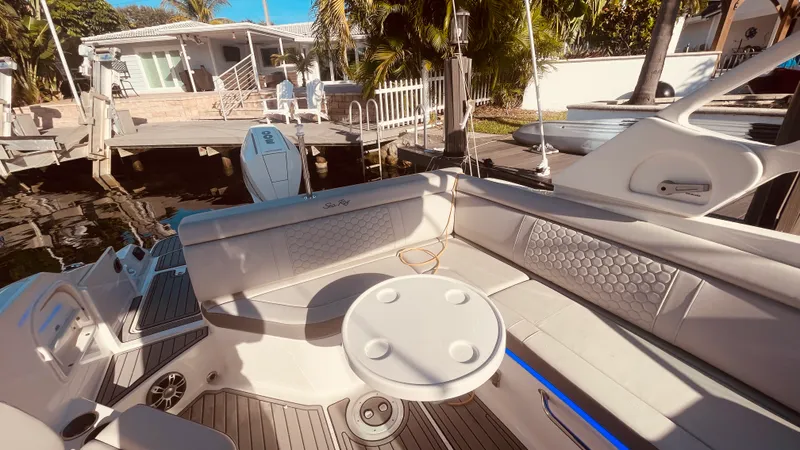 Slide: The Image of Sea Ray 270 SDX OB 2023 - 26