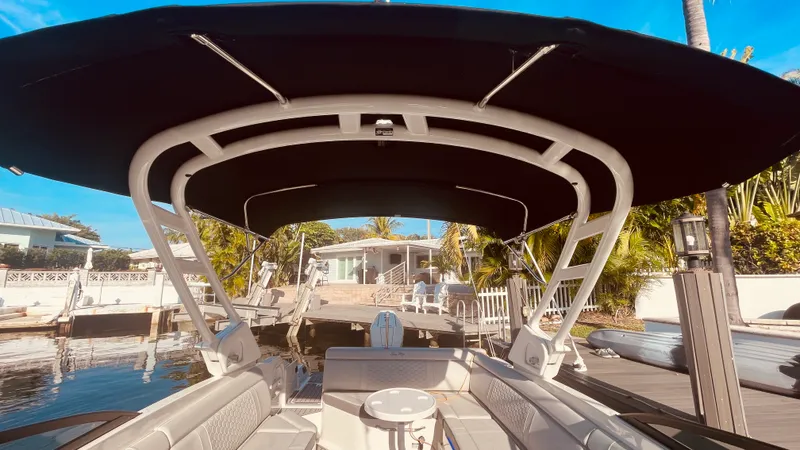 Slide: The Image of Sea Ray 270 SDX OB 2023 - 27