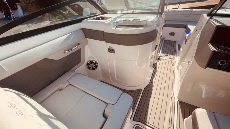 Slide: The Image of Sea Ray 270 SDX OB 2023 - 29