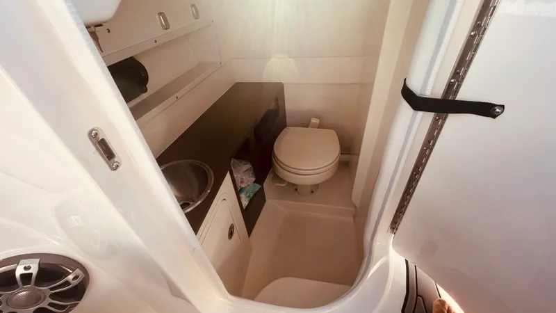 Slide: The Image of Sea Ray 270 SDX OB 2023 - 30