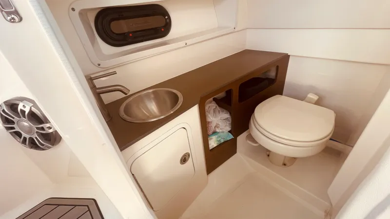 Slide: The Image of Sea Ray 270 SDX OB 2023 - 31