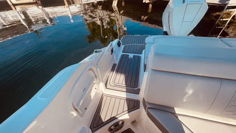 Slide: The Image of Sea Ray 270 SDX OB 2023 - 33