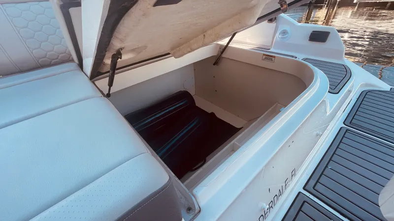 Slide: The Image of Sea Ray 270 SDX OB 2023 - 36