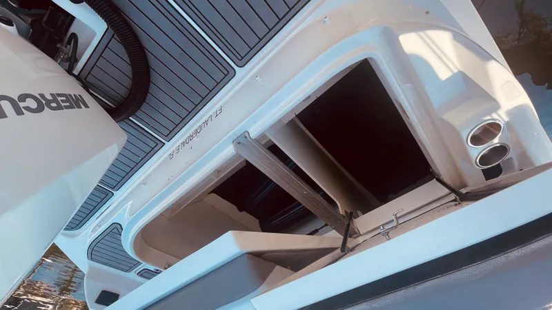 Slide: The Image of Sea Ray 270 SDX OB 2023 - 37