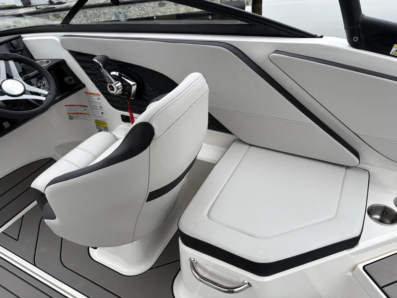 Slide: The Image of Sea Ray SPX 210 Outboard 2026 - 15