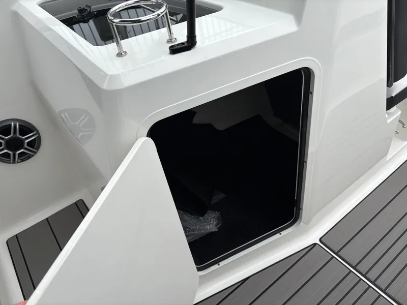 Slide: The Image of Sea Ray SPX 210 Outboard 2026 - 19