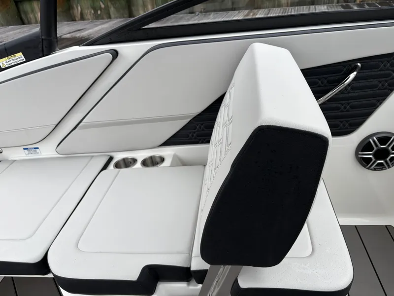 Slide: The Image of Sea Ray SPX 210 Outboard 2026 - 20