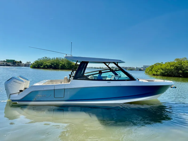 The Image of Boston Whaler 330 Vantage 2026 - 0