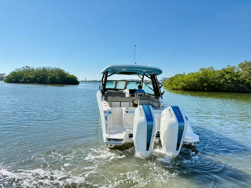 Slide: The Image of Boston Whaler 330 Vantage 2026 - 10