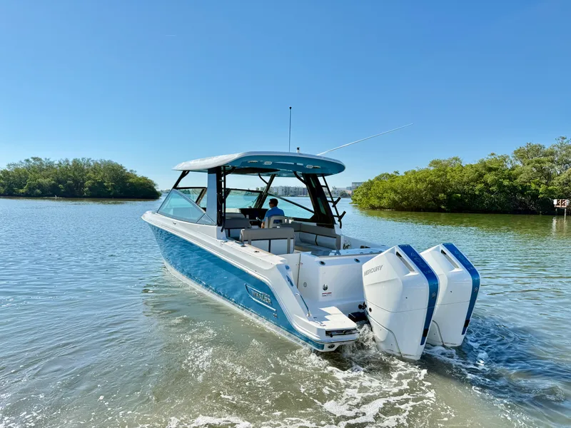 Slide: The Image of Boston Whaler 330 Vantage 2026 - 14
