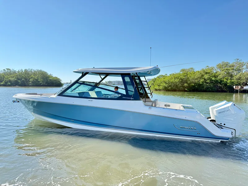 Slide: The Image of Boston Whaler 330 Vantage 2026 - 16